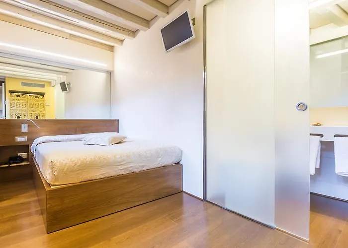 Moon Or Dama * Venecia